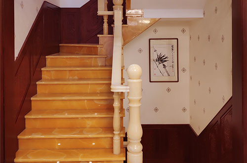 五峰中式别墅室内汉白玉石楼梯的定制安装装饰效果